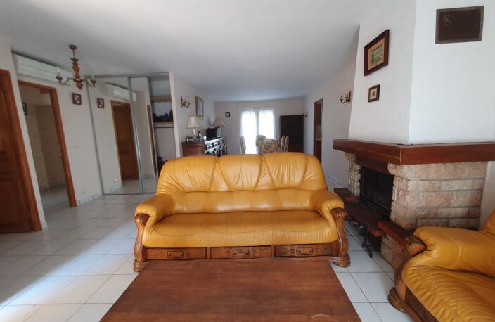 Maison de plain-pied en 4 faces avec garage — photo 2