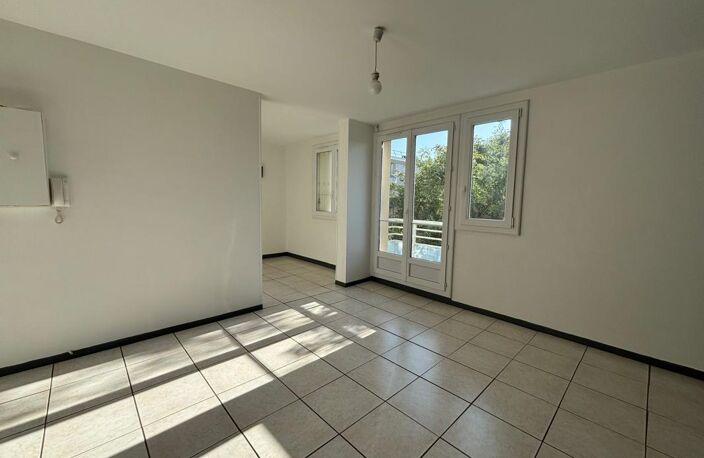 F4 3 chambres - cave- stationnement exterieur — photo 2