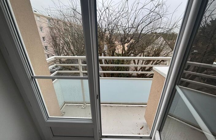 F4 3 chambres - cave- stationnement exterieur — photo 3
