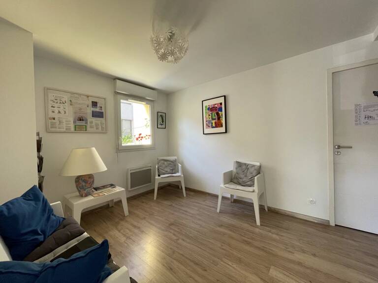 À VENDRE À NÎMES – LOCAL COMMERCIAL — photo 1