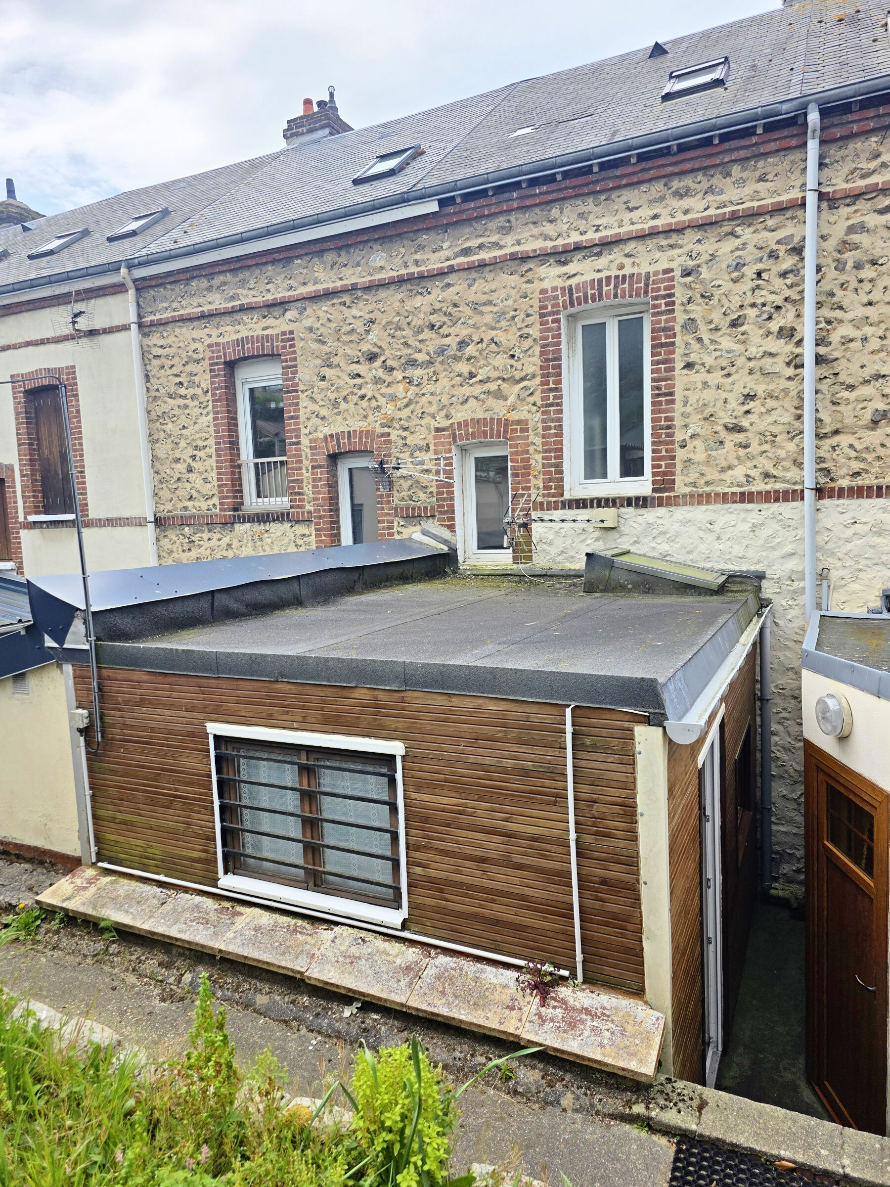 Charmante maison briques et silex en très bon état avec 3 chambres et jardin