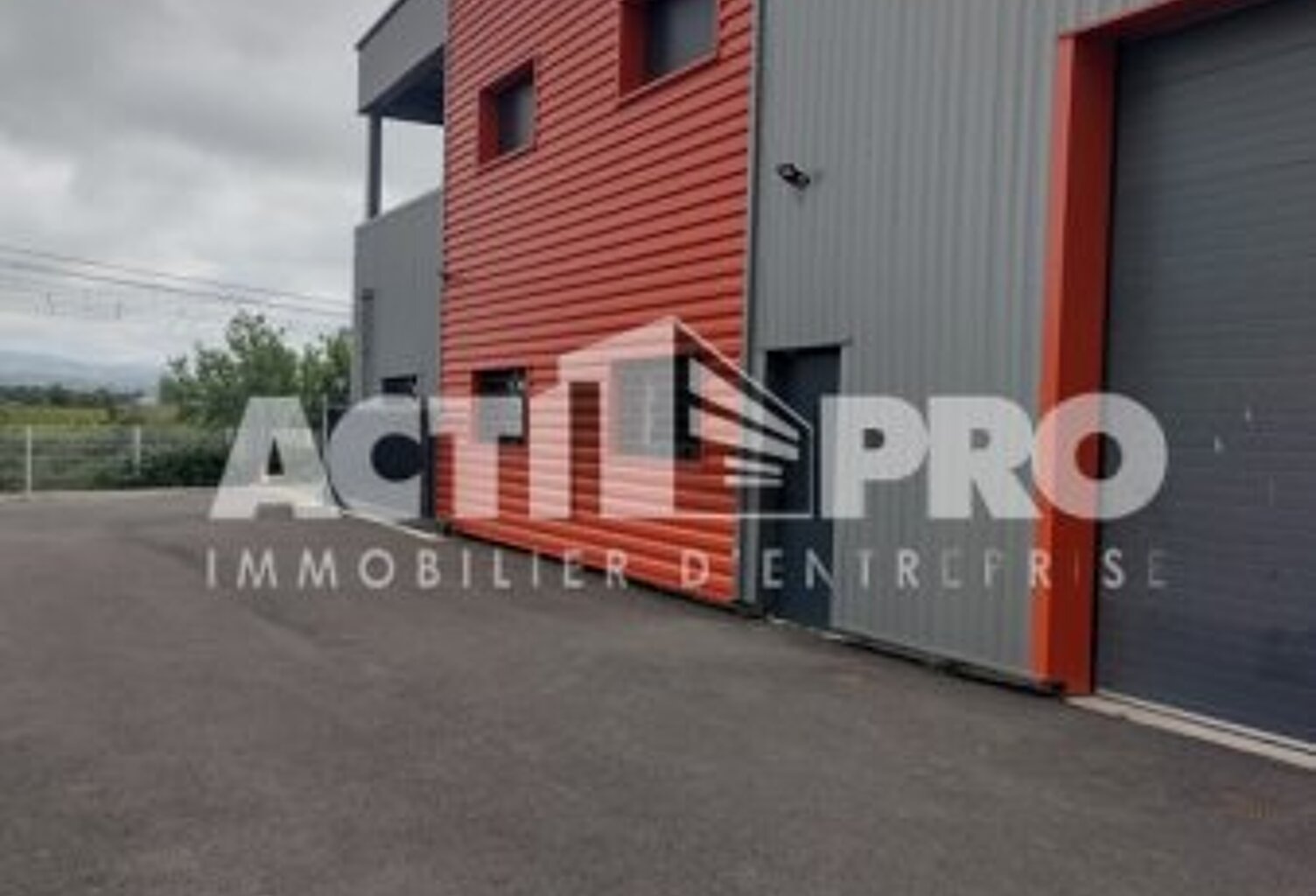 Entrepot à louer — photo 1