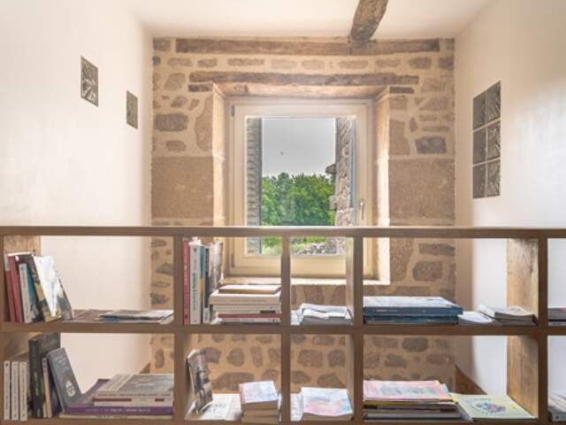 Maison en pierre de 7 pièces principales — photo du bien