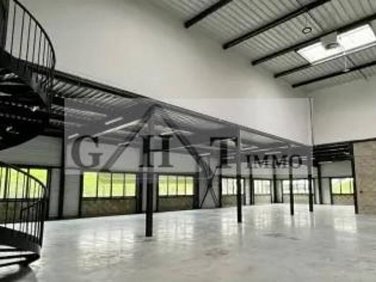 395 M² ENTREPOT BUREAUX A VENDRE A PUSIEUX — photo 1