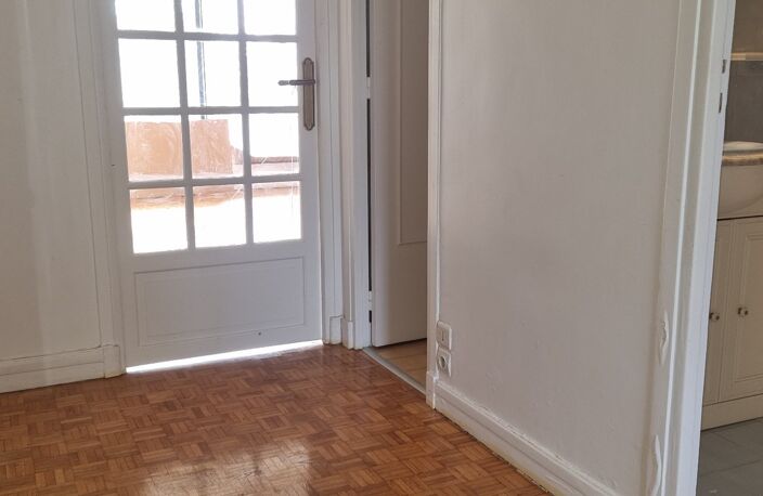 ARCUEIL 3 PIECES+TERRASSE  RER B dans une petite résidence — photo 4