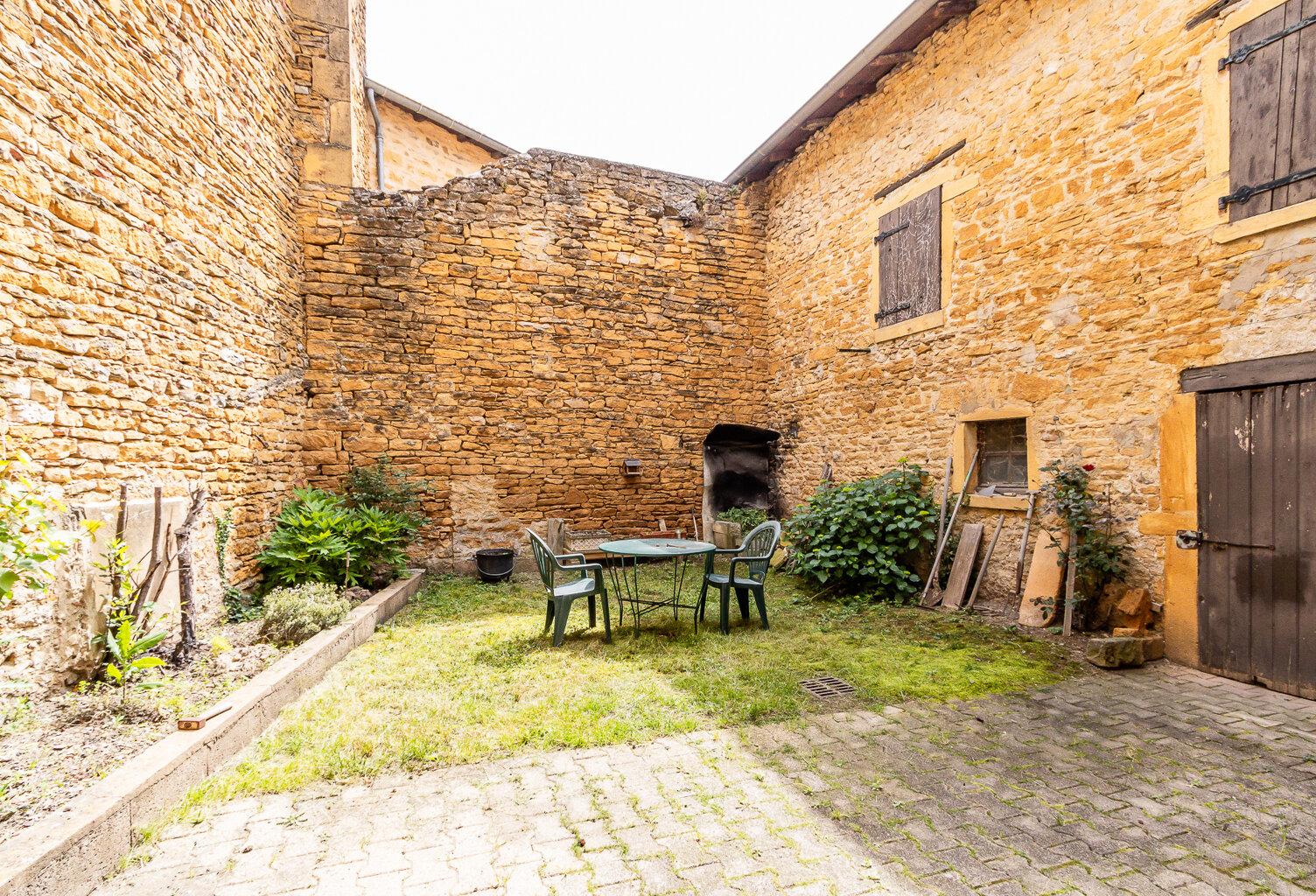 Maison de village en pierres dorées avec dépendances et jard — photo 1