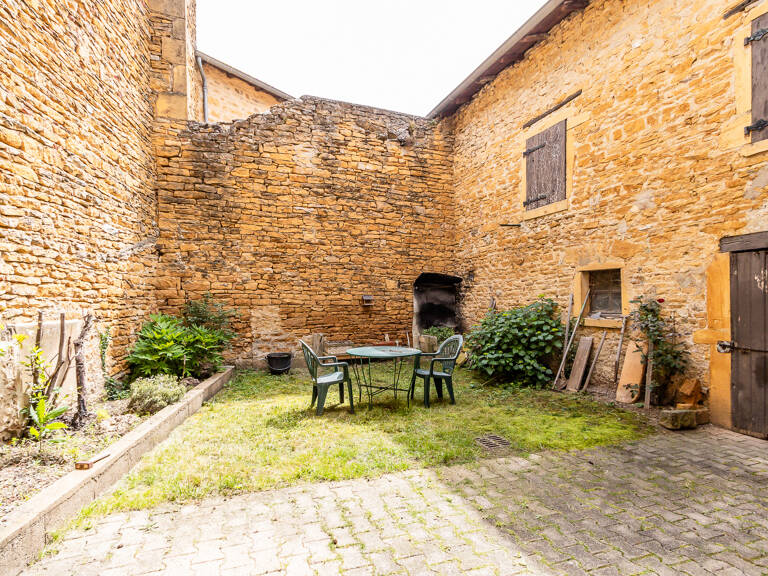 Maison de village en pierres dorées avec dépendances et jard — photo 1