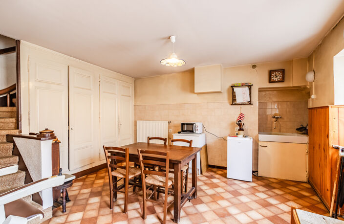 Maison de village en pierres dorées avec dépendances et jard — photo 2
