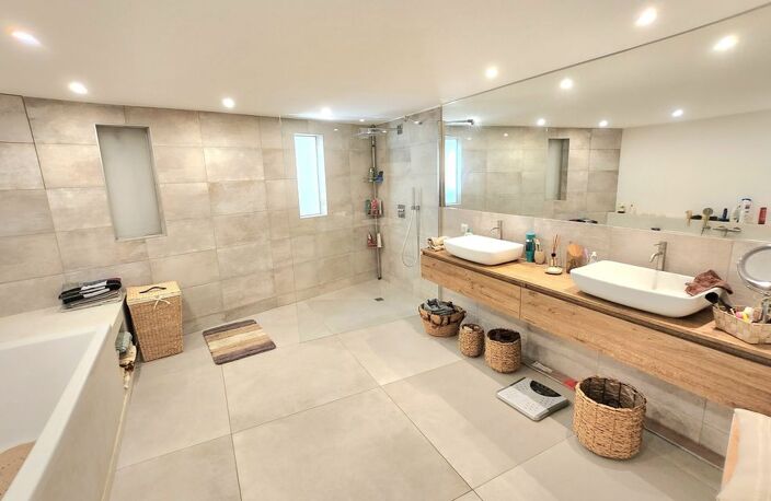 LOFT / 2 CHAMBRES / TERRASSE / CHATEAU GOMBERT — photo 5