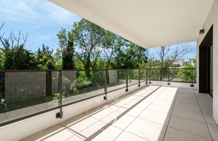 VENTE-APPARTEMENT-QUATRE PIECES-DERNIER ETAGE-TERRASSE- MARSEILL — photo 2
