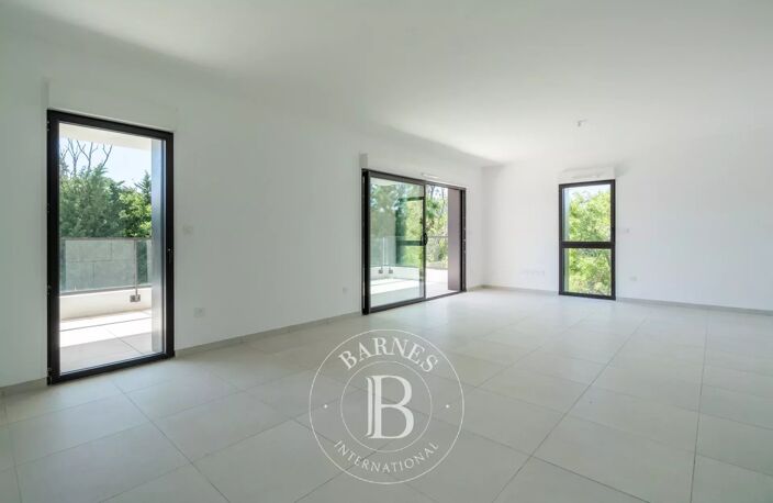 VENTE-APPARTEMENT-QUATRE PIECES-DERNIER ETAGE-TERRASSE- MARSEILL — photo 4