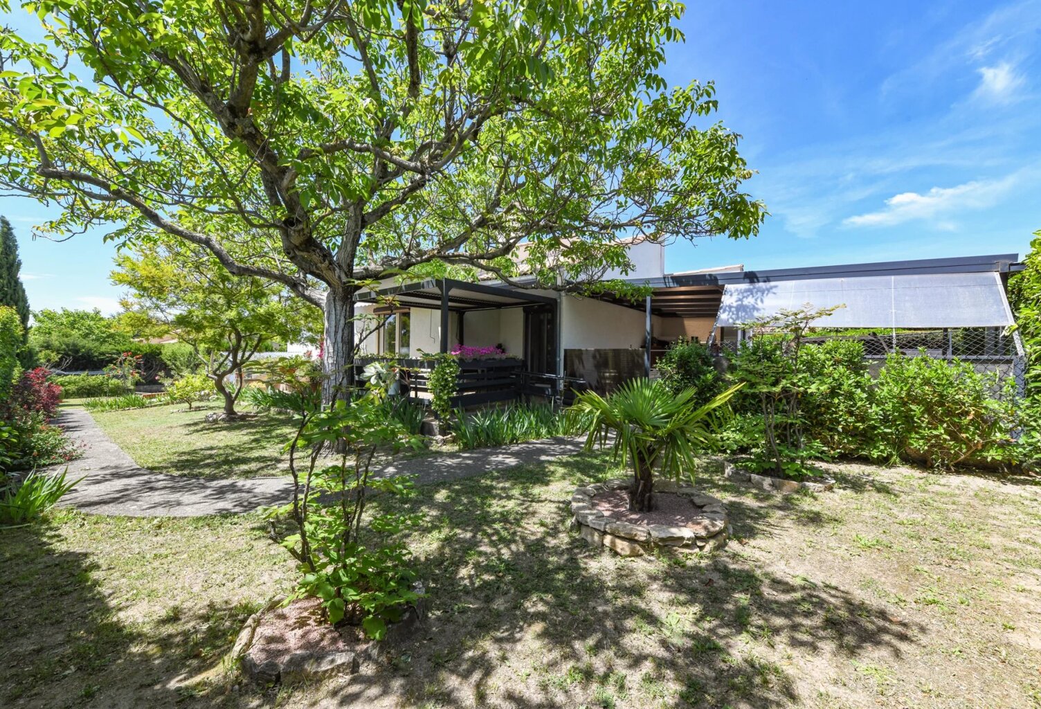 Villa spacieuse avec jardin arboré Uzès à pied — photo 1