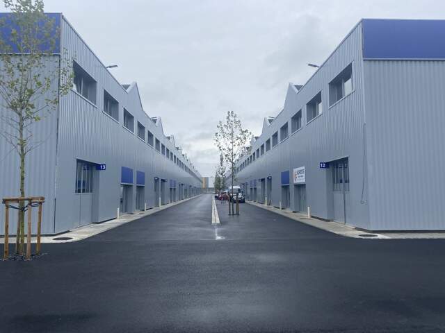À louer  Cellule commerciale 260 m²  Vaux-le-Pénil (pro — photo du bien
