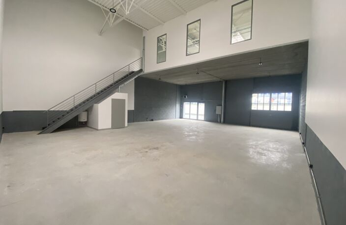 À louer  Cellule commerciale 260 m²  Vaux-le-Pénil (pro — photo 5