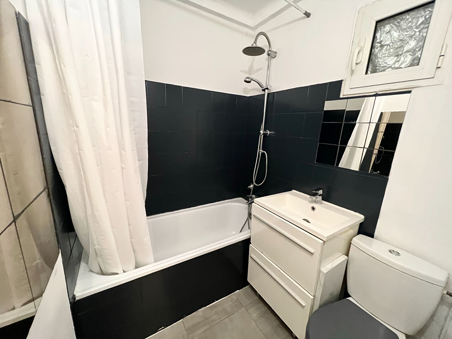 Image d'un appartement 1 pièce, 18 m² à louer à aix-en-provence (13290) à 550€ à aix-en-provence (13090)