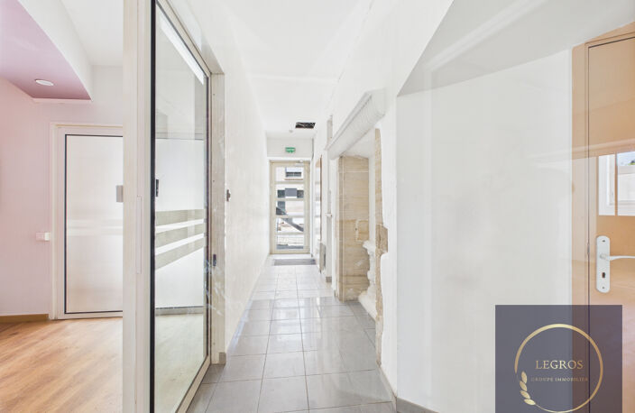 10 % rentabilité Locaux commerciaux à vendre sur artère prin — photo 2
