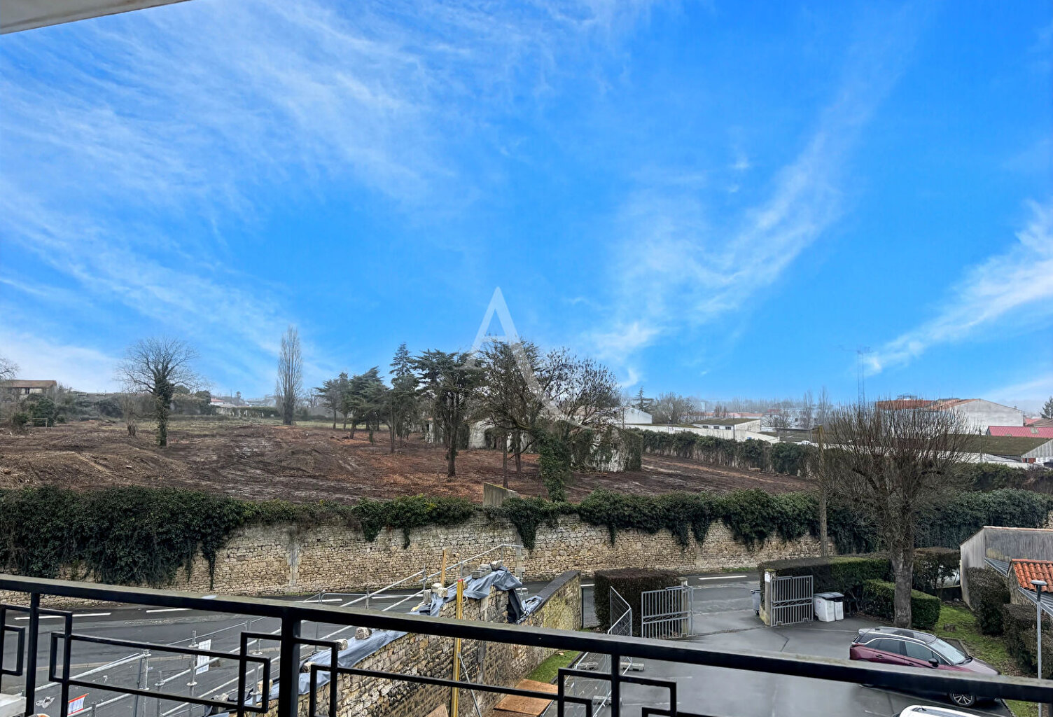 ROCHEFORT ? Studio meublé avec terrasse, face aux Thermes ? Exclusivité ! — photo 1