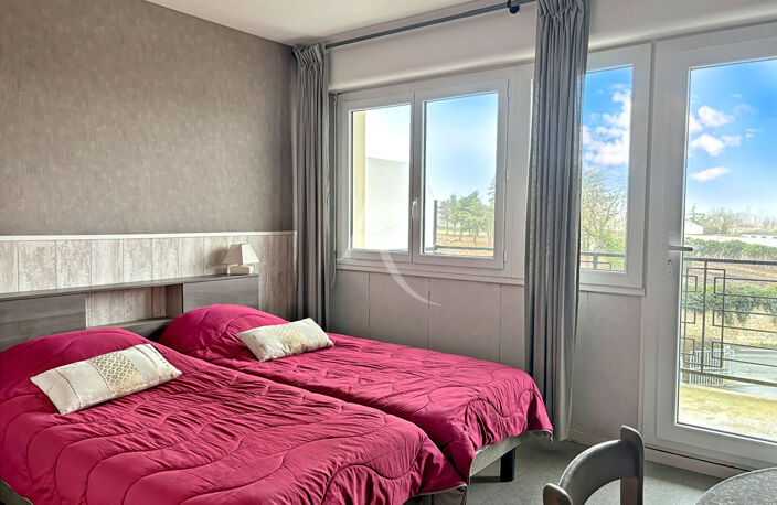 ROCHEFORT ? Studio meublé avec terrasse, face aux Thermes ? Exclusivité ! — photo 2