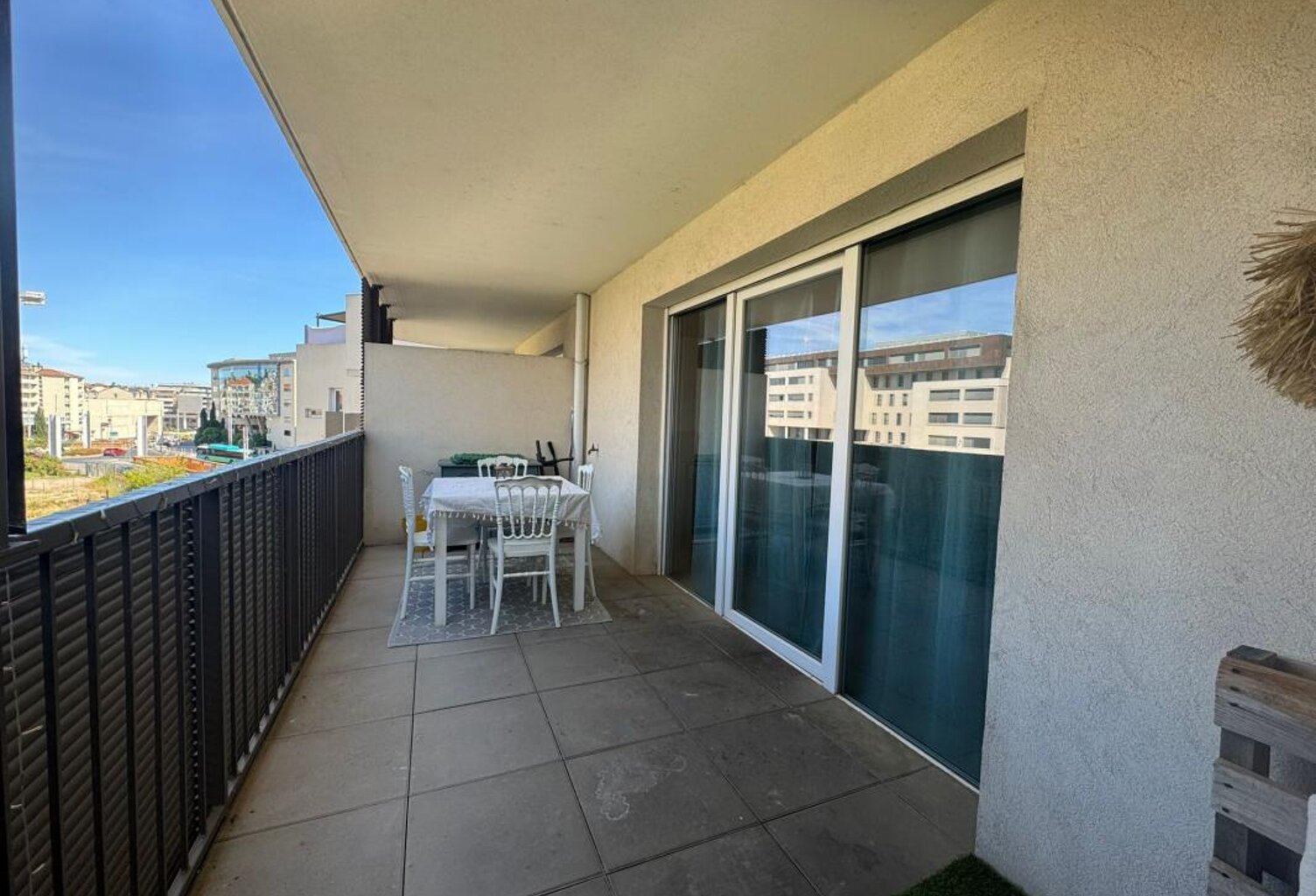 APPARTEMENT T3 AVEC ASCENSEUR, STATIONNEMENT PRIVATIF ET TERRASSE — photo 1