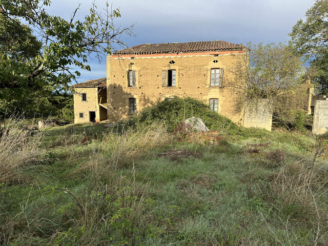 ferme à renover entierement avec 18 HA libre — photo du bien