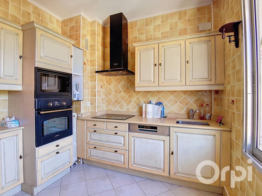 A vendre Appartement T4 dernier étage avec cave et garage Toulon Ouest