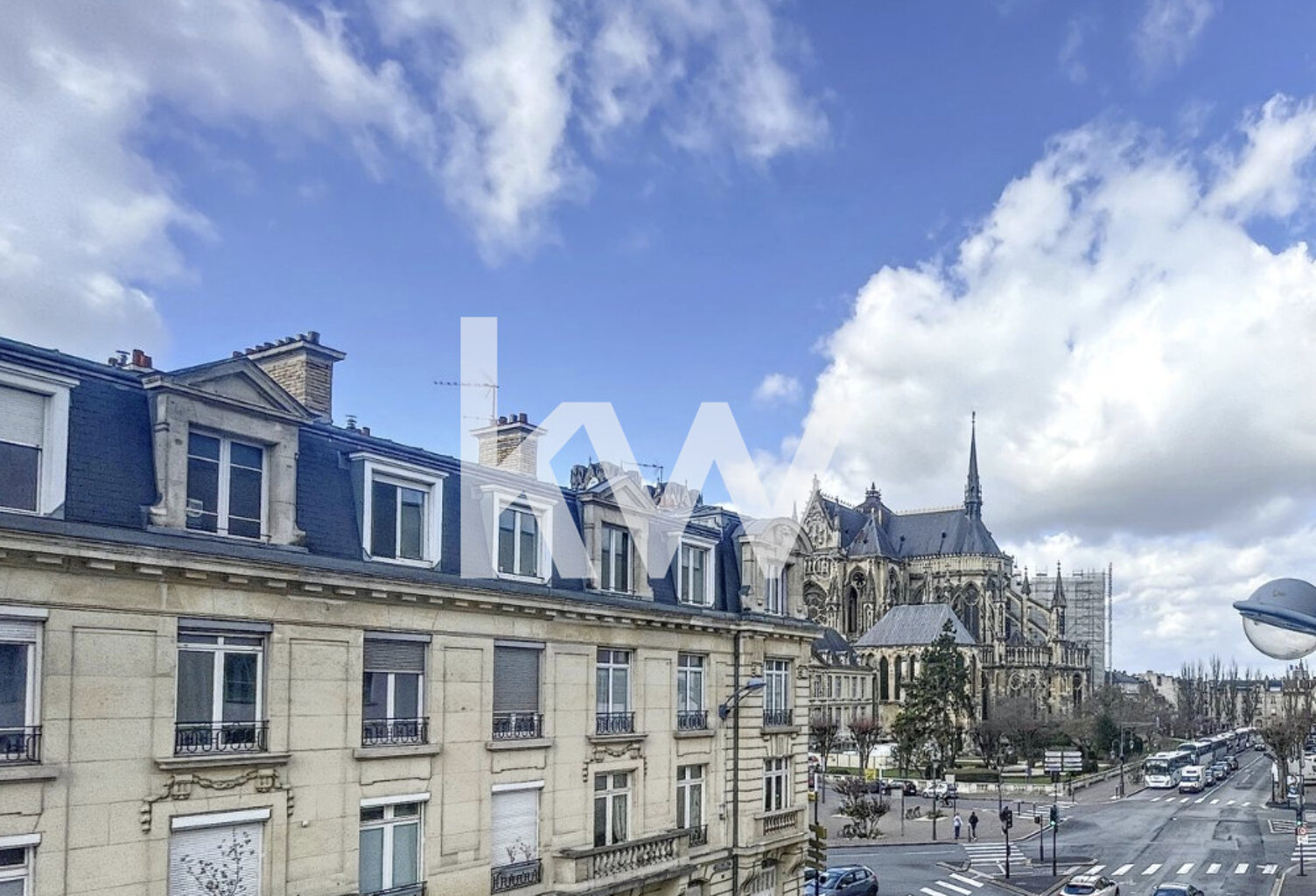 APPARTEMENT DERRIERE LA CATHEDRALE AVEC ASCENSEUR ET 3 CHAMBRES — photo 1