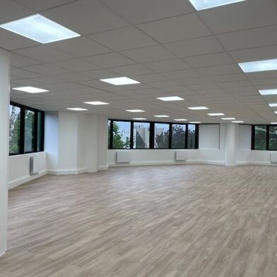 Bureau 7 pièces 4710 €