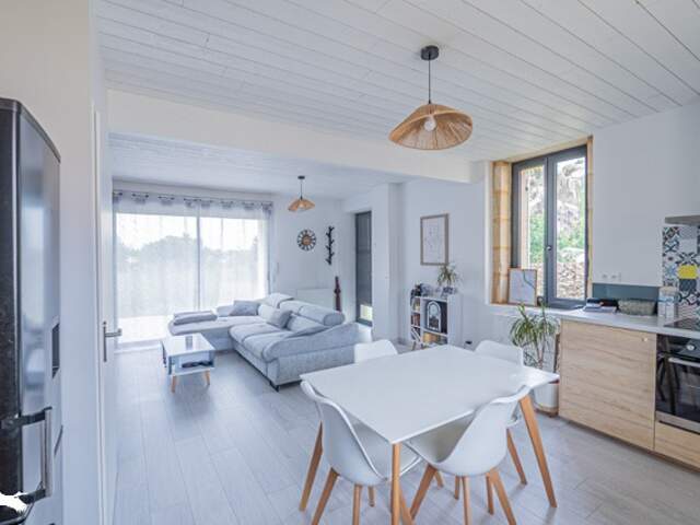Maison en pierre de 3 pièces principales — photo du bien