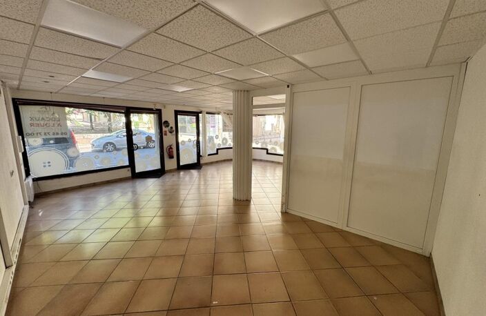Commerce en RC de 61 m² env. avec vitrines + cave — photo 2