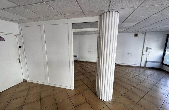 Commerce en RC de 61 m² env. avec vitrines + cave — photo 4