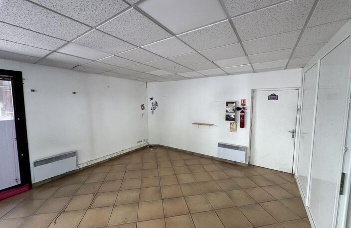 Commerce en RC de 61 m² env. avec vitrines + cave — photo 5