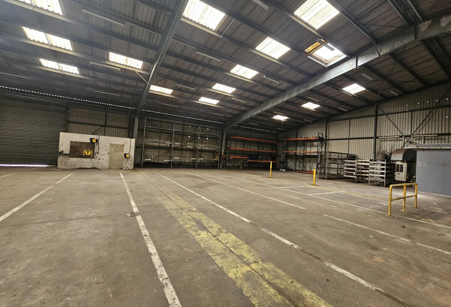LOCAL D'ACTIVITE DE 3800 M2 A LOUER ANGERS EST — photo 1