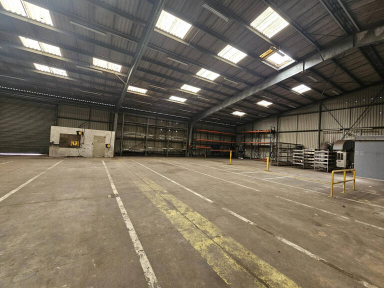 LOCAL D'ACTIVITE DE 3800 M2 A LOUER ANGERS EST — photo 1