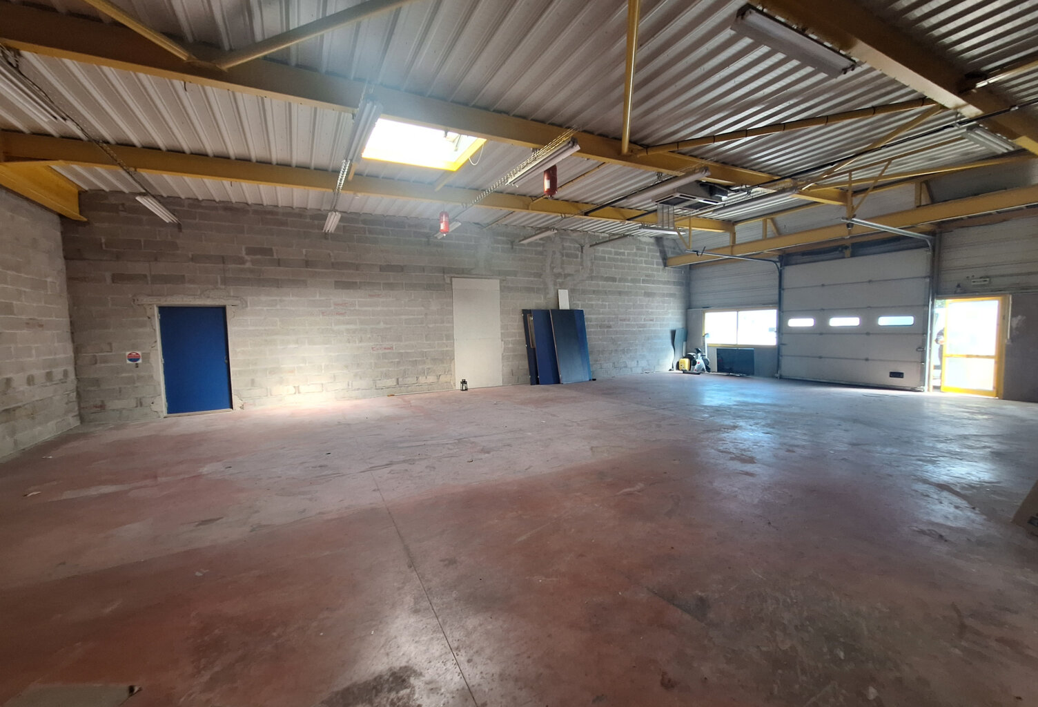 217 M2 BUREAUX / ENTREPÔT LOT 208 ZONE D'ACTIVITE DE ST HENR — photo 1