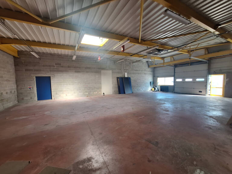 217 M2 BUREAUX / ENTREPÔT LOT 208 ZONE D'ACTIVITE DE ST HENR — photo 1