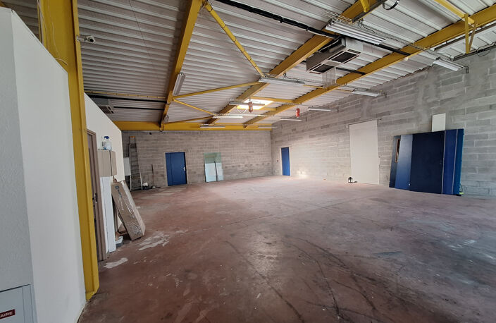217 M2 BUREAUX / ENTREPÔT LOT 208 ZONE D'ACTIVITE DE ST HENR — photo 3