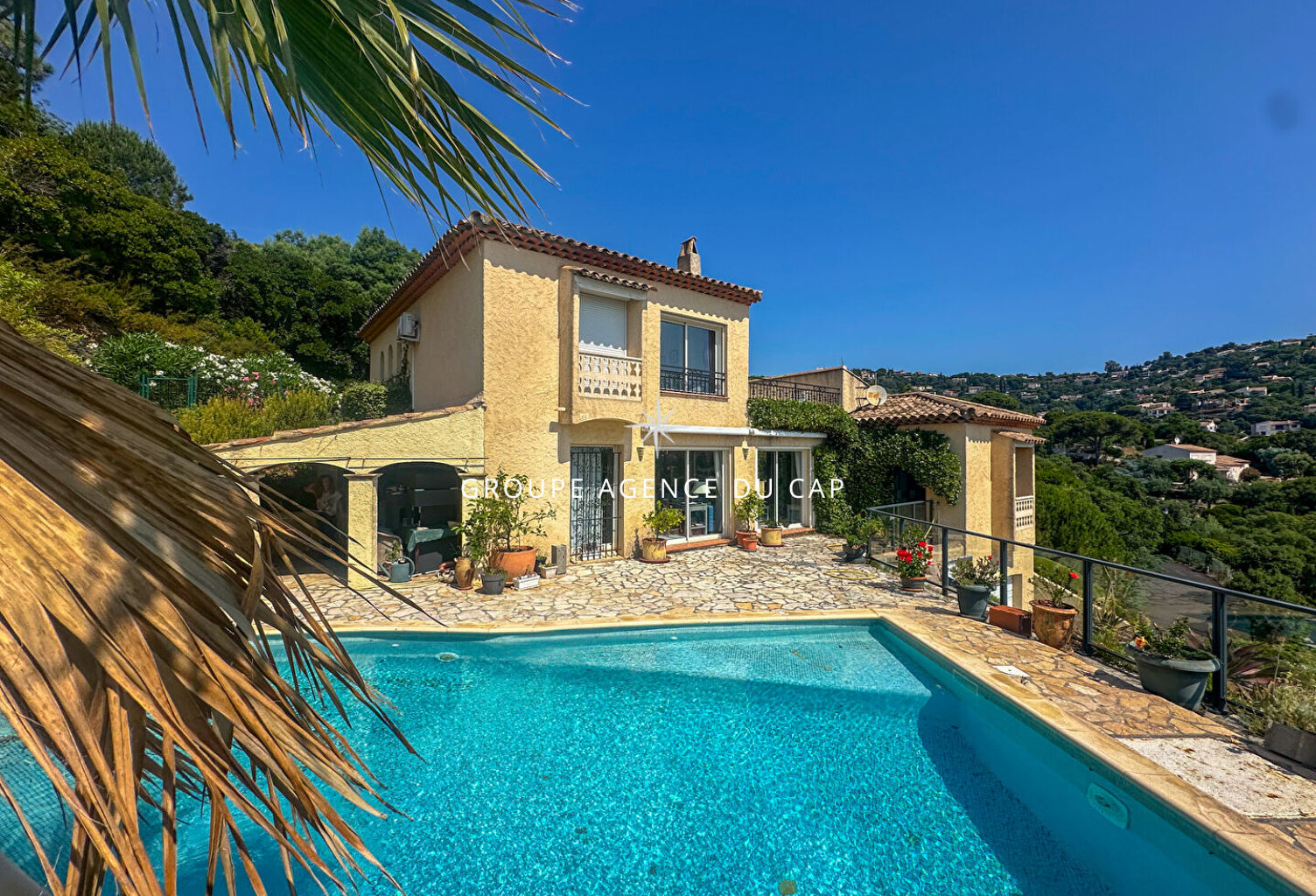 À VENDRE VILLA VUE MER 4 CHAMBRES 206M2 LES ISSAMBRES — photo 1