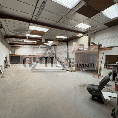 Local industriel  8100 €