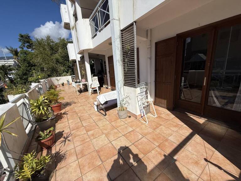À Saint-Denis, appartement F3 de 61 m2 avec Grande terrasse — photo 1