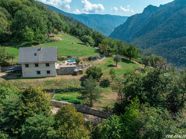 Propriété d'exception! Très beau chalet 4 pièces sur plus d' — photo du bien