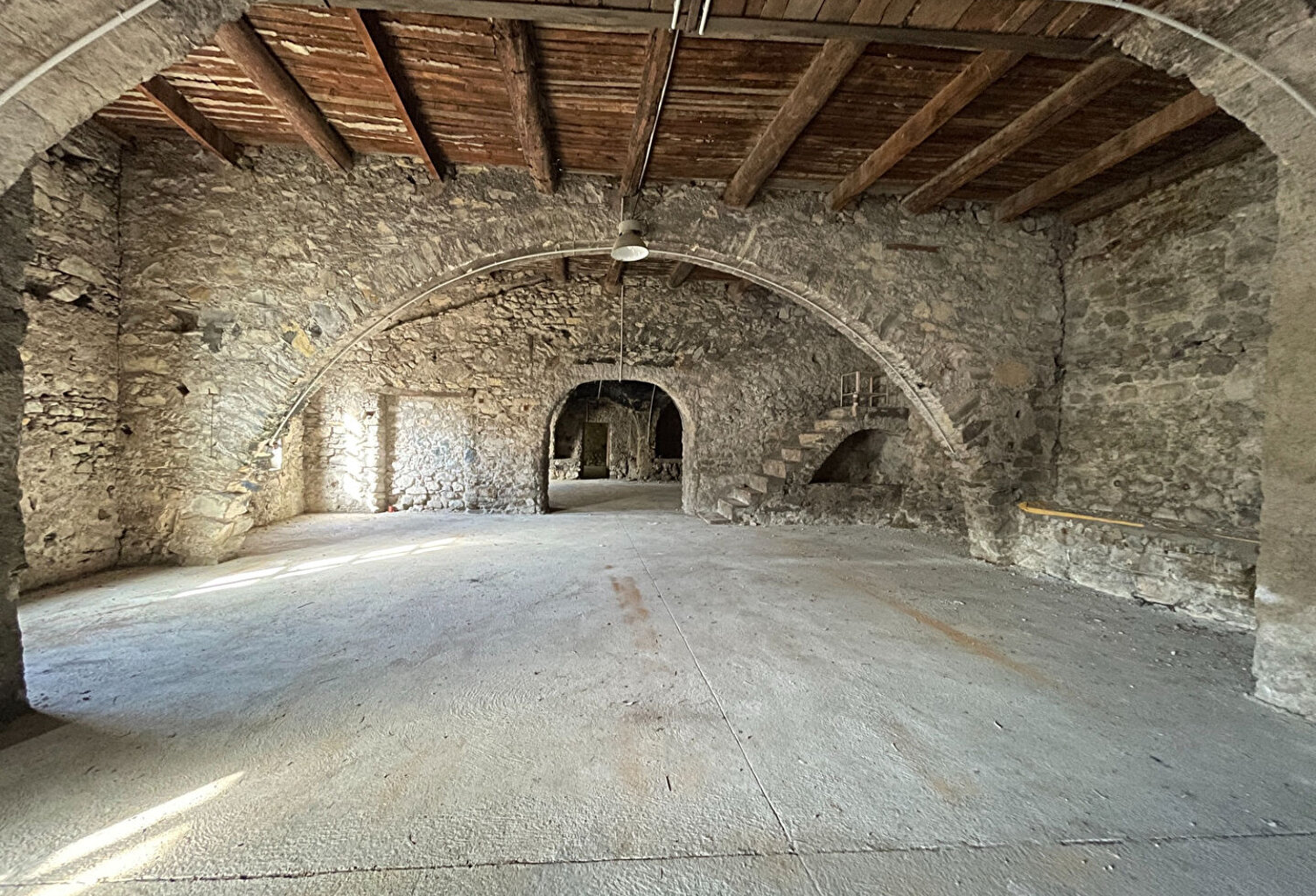 Local professionnel / Murs libres — photo 1
