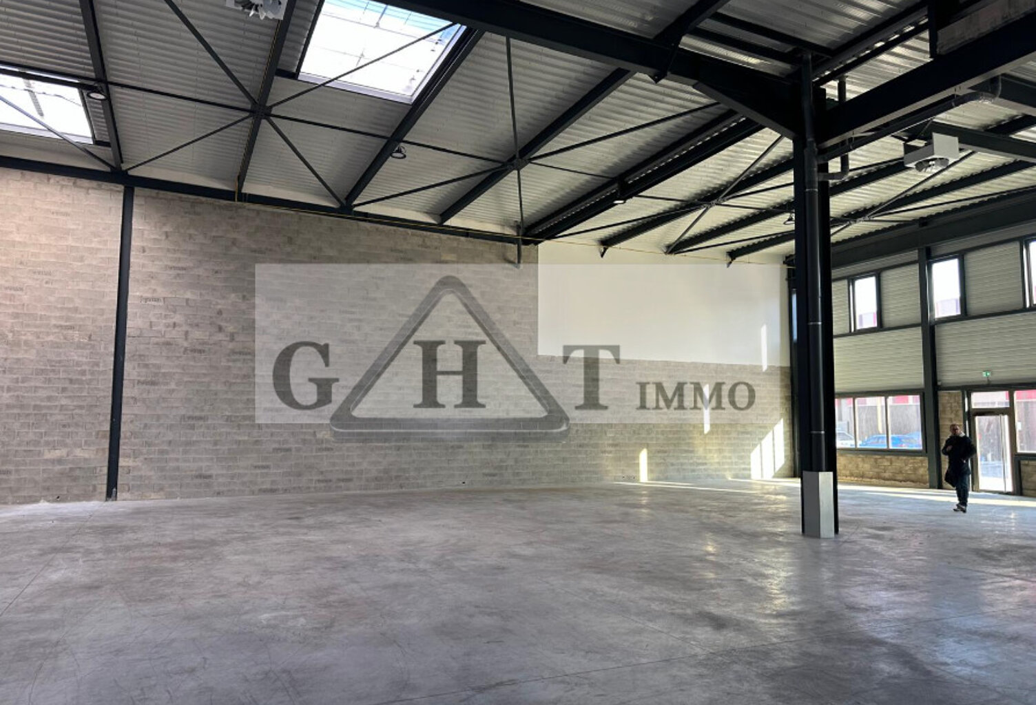 ENTREPOT 1154 M² A LOUER A GENNEVILLIERS — photo 1