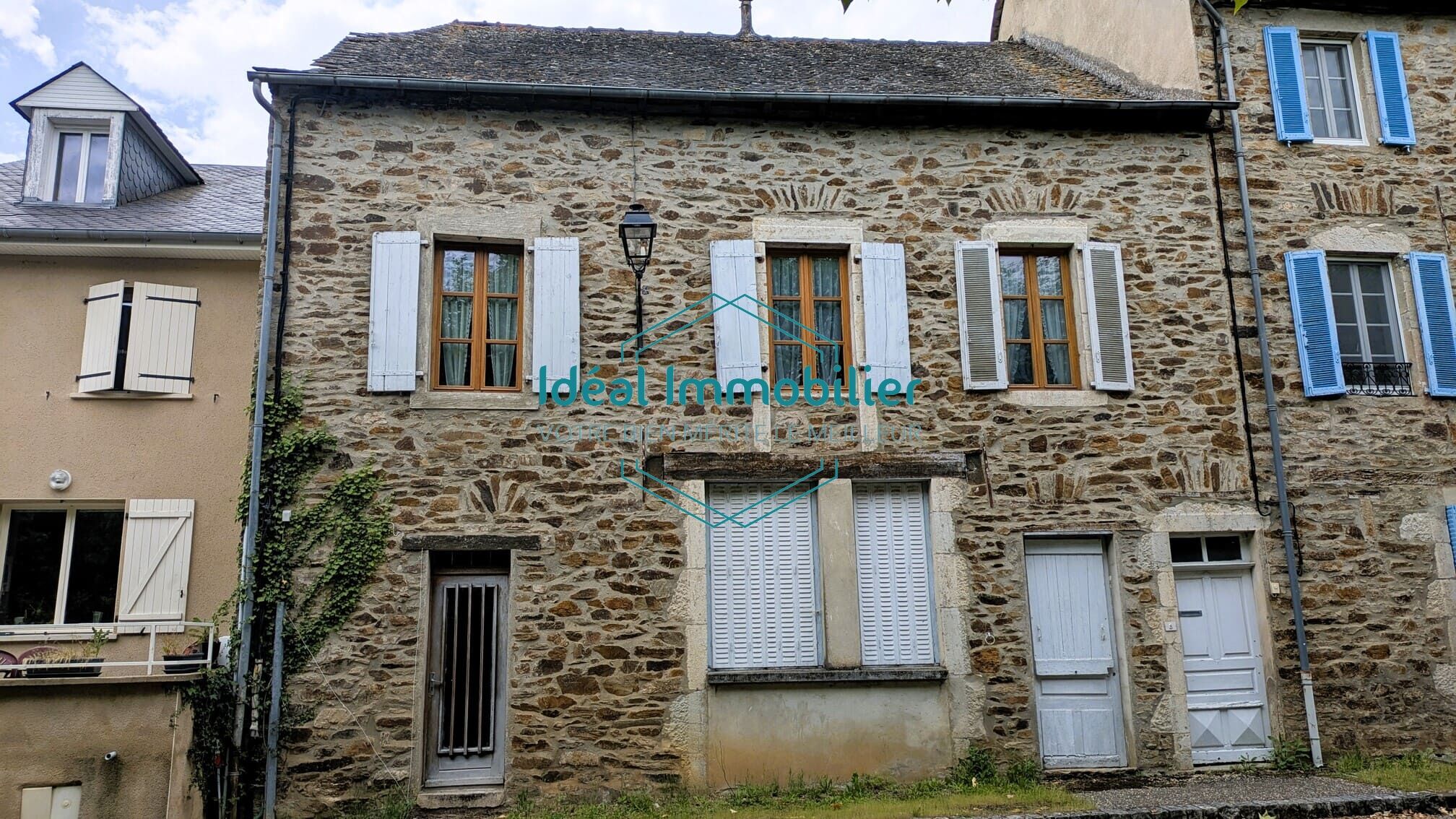 Maison divisée en deux logements avec entrée indépendante