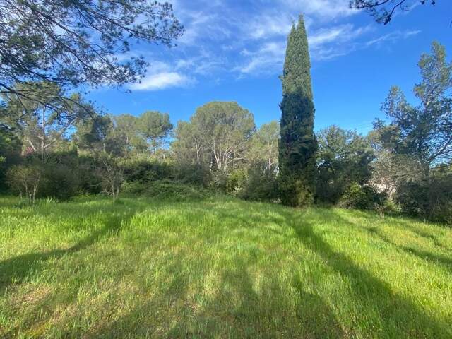 Terrain constructible 1020 m² — photo du bien