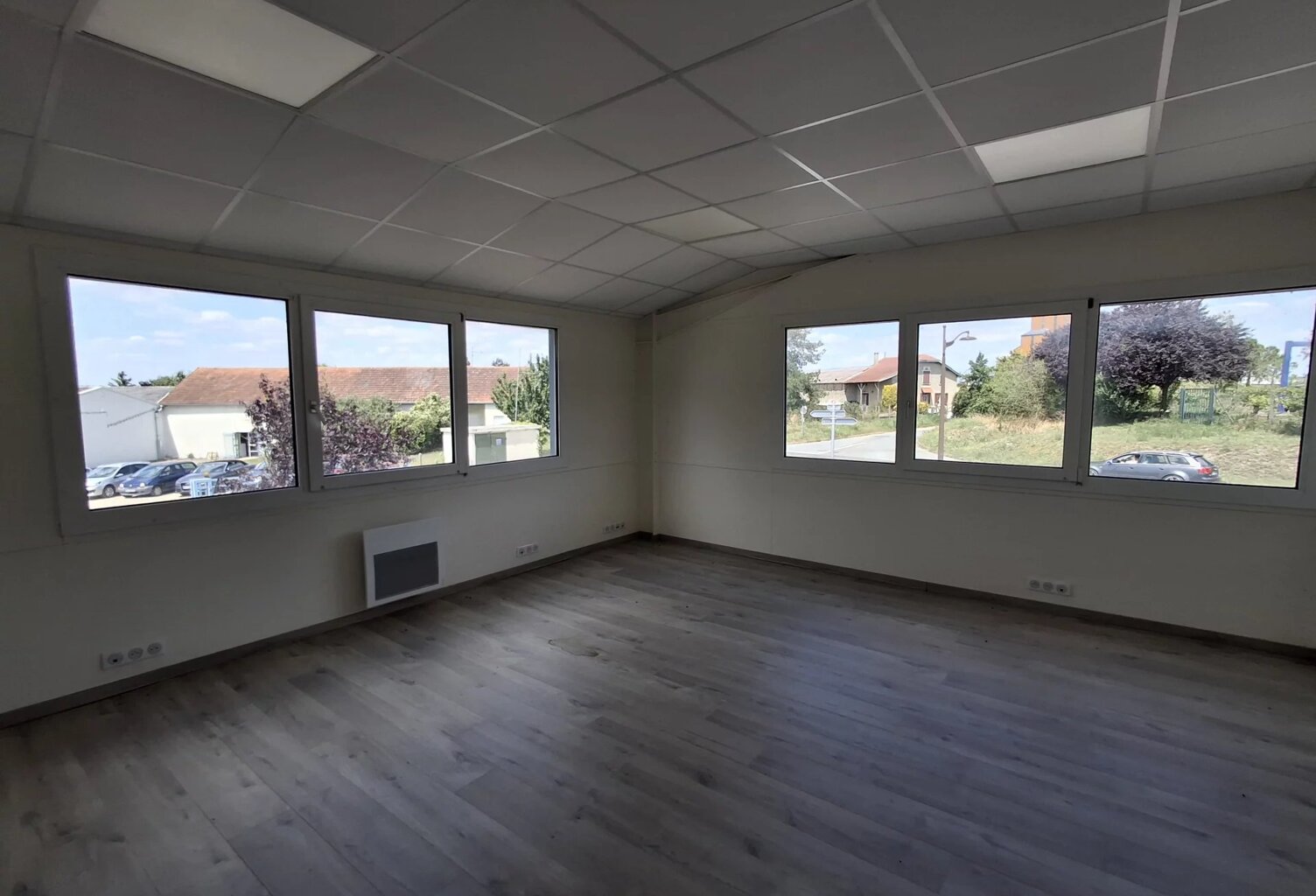 A LOUER - BUREAUX A HOUDAN — photo 1