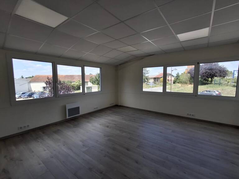 A LOUER - BUREAUX A HOUDAN — photo 1