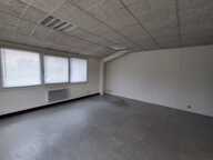 A LOUER - BUREAUX A HOUDAN — photo 2