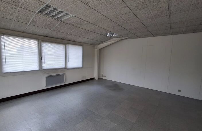 A LOUER - BUREAUX A HOUDAN — photo 2