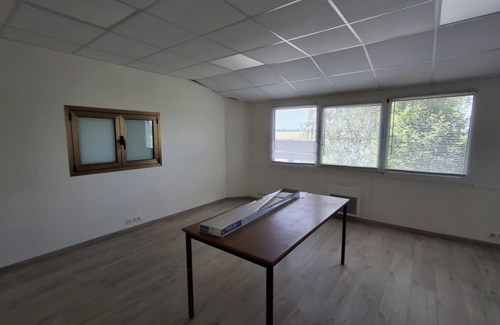 A LOUER - BUREAUX A HOUDAN — photo 3