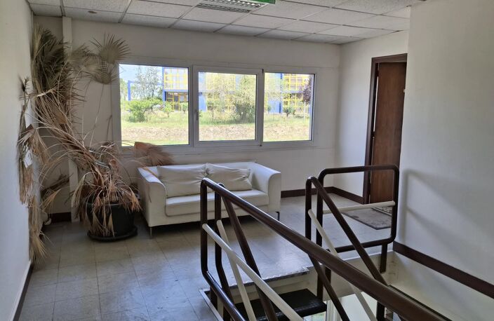 A LOUER - BUREAUX A HOUDAN — photo 4